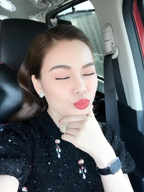 Giang Hồng Ngọc nhắm mắt chu môi, tạo dáng diễn sâu chụp ảnh trên xe. Cô hỏi fan: “Nhìn em có sang sang không ạ”.