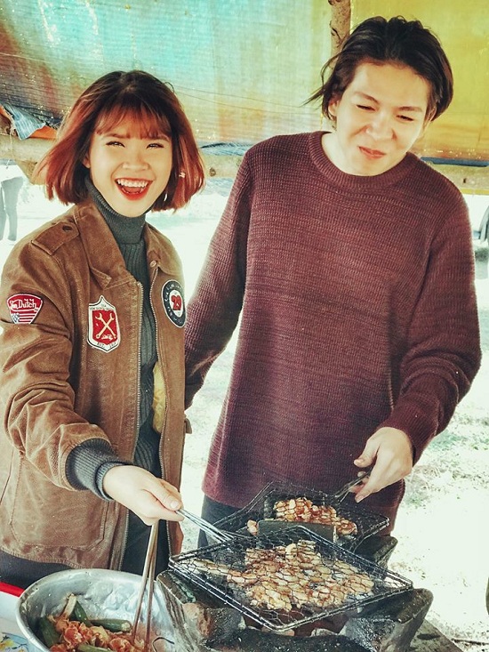 Vợ chồng Khởi My - Kelvin Khánh nhắng nhít cùng nhau nướng đồ ăn.