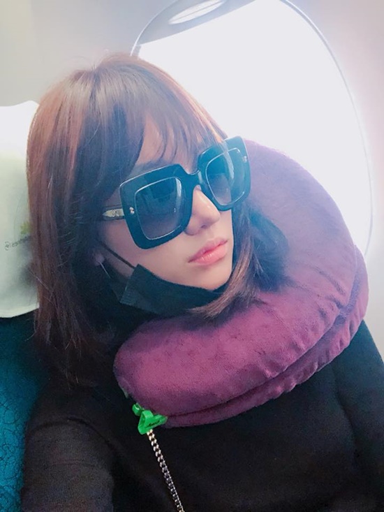 Trong khi đó, Hari Won cũng vừa đăng ảnh trên chuyến bay từ TP.HCM đi Hà Nội trên trang cá nhân.