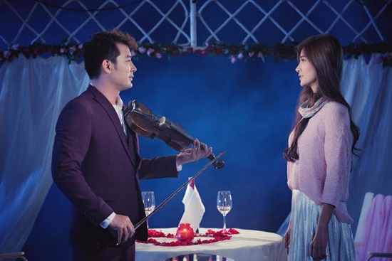 Trong MV, Khôi Trần và Kim Tuyến hóa thân thành một cặp đôi yêu nhau xuất hiện trong một biệt thự sang trọng. Nam diễn viên đã cầu hôn Kim Tuyến với nhẫn, nến, hoa hồng và tiếng đàn du dương.
