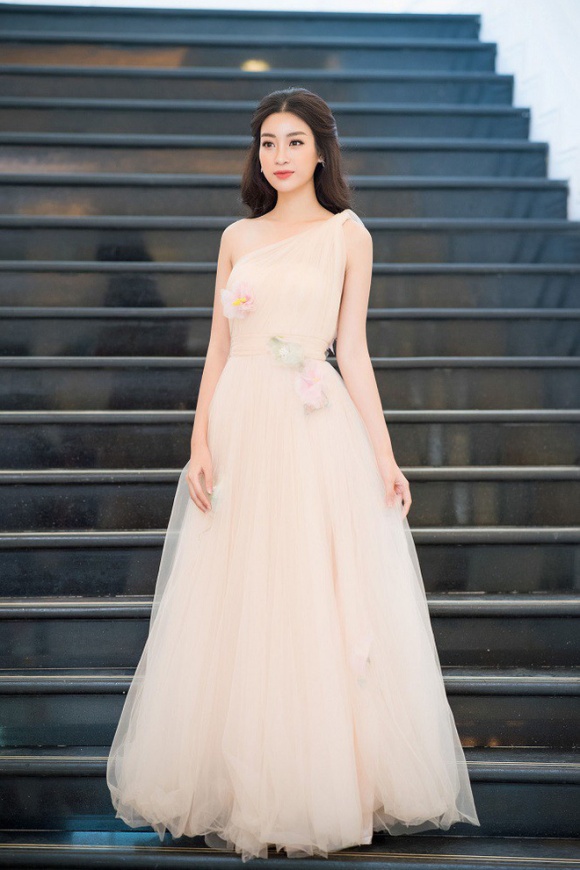 Hoa hậu Nhân ái Thế giới Đỗ Mỹ Linh đẹp tựa công chúa trong bộ váy chất liệu voan bồng bềnh với thiết kế lệch vai khoe khéo bờ vai thon thả.