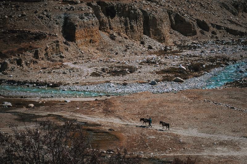 Một chàng trai dắt ngựa ở thung lũng sông Kali Gandaki. Trong quá khứ nó là tuyến đường quan trọng trong việc buôn bán muối giữa Tây Tạng và Ấn Độ.