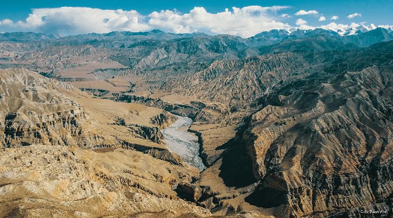 Upper Mustang kéo dài đến biên giới Tây Tạng với địa hình đa số là núi đá.