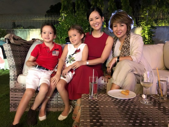 Hồng Nhung đưa 2 công chúa nhỏ cùng dự tiệc tối trên sông như một món quà giáng sinh sớm.