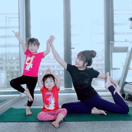 Bà xã ca sĩ Lý Hải cùng hai con gái rèn luyện sức khỏe, tập yoga. Cô hào hứng viết: “Được hôm 3 mẹ con tập thể dục với nhau là trời tan bão ngay”.