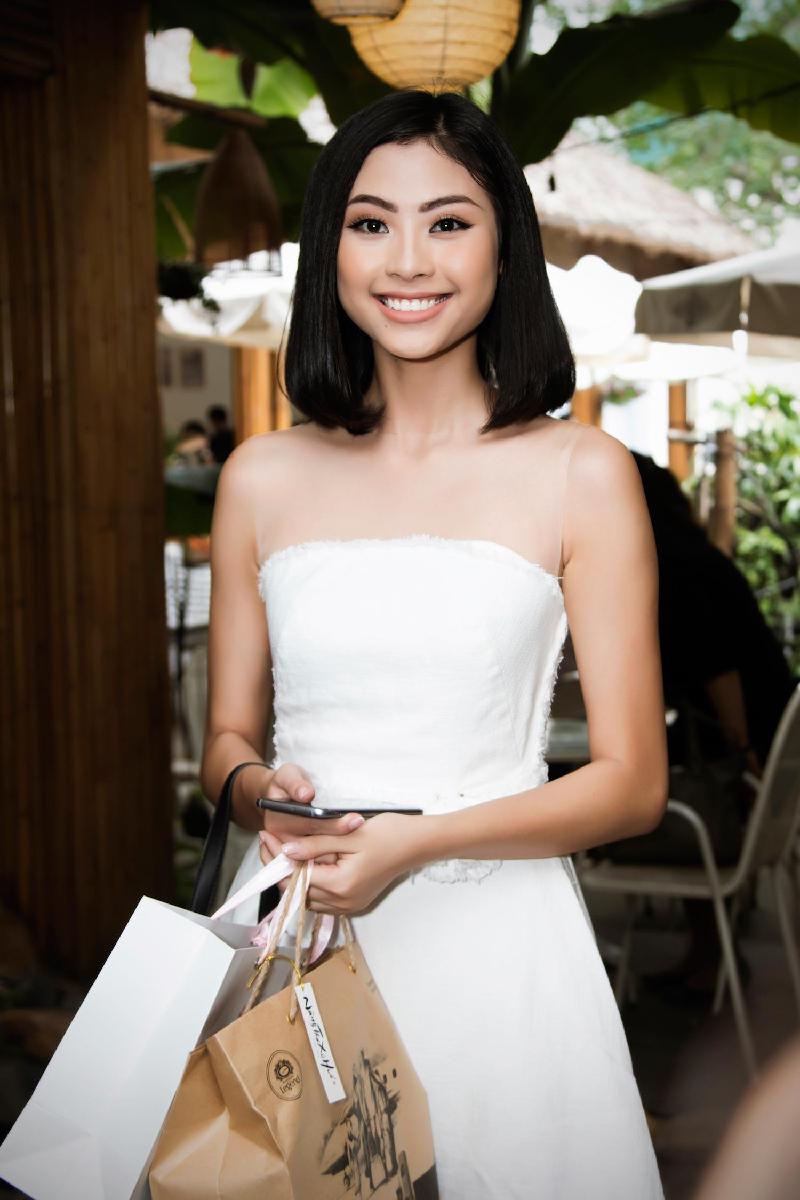 Top 5 Hoa hậu Việt Nam 2016, Đào Thị Hà khoe vẻ đẹp cá tính và trẻ trung. 
