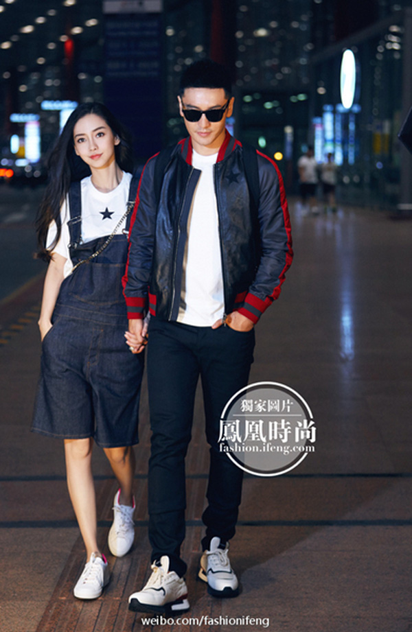 Huỳnh Hiểu Minh và Angela Baby luôn đầu tư trang phục cho mỗi lần sải bước tại sân bay. Cặp đôi khiến không ít người ghen tị với những bức ảnh ấn tượng không kém gì các tạp chí thời trang