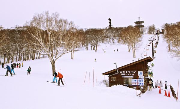 Nếu đến Nhật Bản vào mùa đông, bạn sẽ không thể bỏ qua trải nghiệm tuyệt vời với những khu trượt tuyết ở Nhật. Trong ảnh là khu trượt tuyết Nozawa Onsen Ski Resort