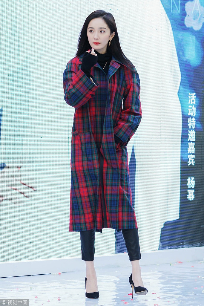 Người đẹp diện trang phục mỏng manh trong thời tiết lạnh giá