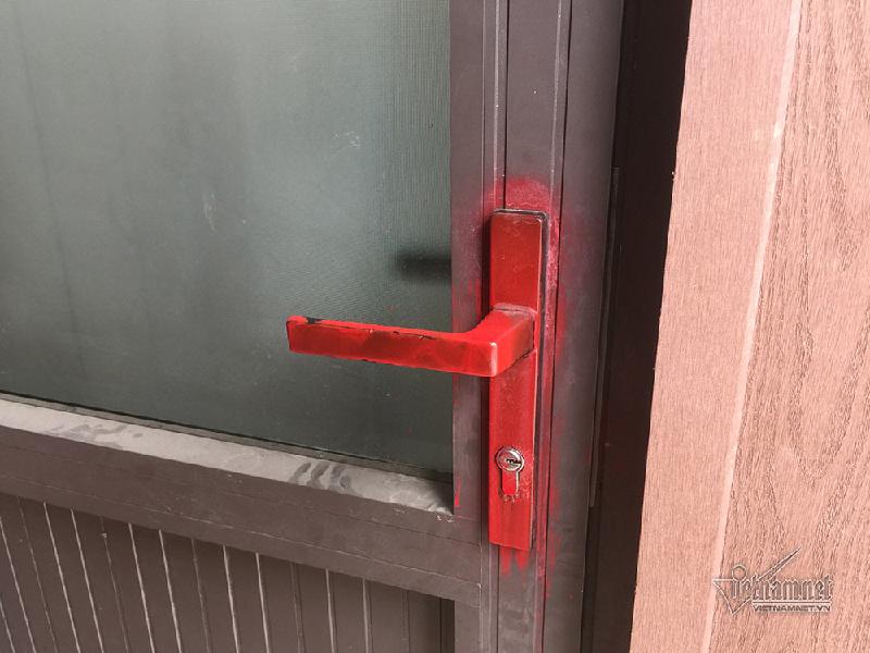 Tay nắm cửa bị xịt sơn 