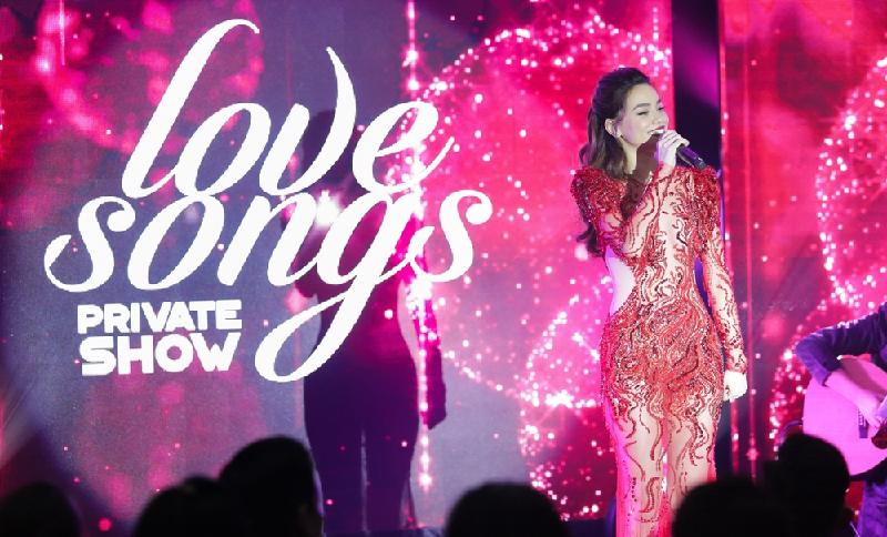 Tối qua 8/12, Love songs private show của Hồ Ngọc Hà đã diễn ra tại một khách sạn sang trọng ở Hà Nội với sự tham gia của gần 200 khán giả. Mặc dù chương trình được bán vé với mức giá khá cao (6 triệu đồng/vé) nhưng người hâm mộ đã 