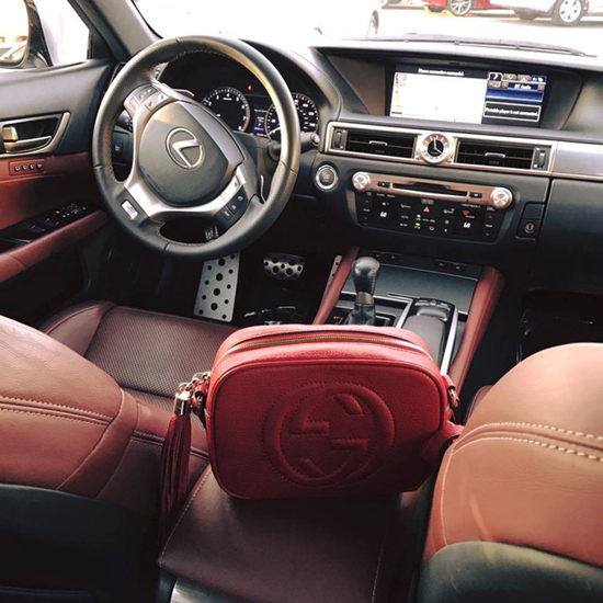Cuối năm 2016, giữa lúc sắp lâm bồn, Jennifer Phạm gây choáng khi “tự thưởng” cho mình chiếc xế hộp mang nhãn hiệu Lexus GS350 F Sport có giá khoảng 3 tỷ đồng. Hình ảnh trên Facebook cho thấy chiếc xe này được bọc da màu đỏ và đen sang trọng.