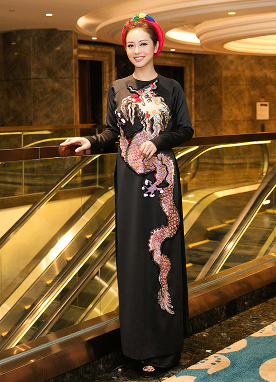 Trong một lần làm MC sự kiện, Jennifer Phạm mặc áo dài đính kết đá pha lê tỉ mỉ, hình rồng, chất liệu bố gấm có giá đến hơn 110 triệu đồng.
