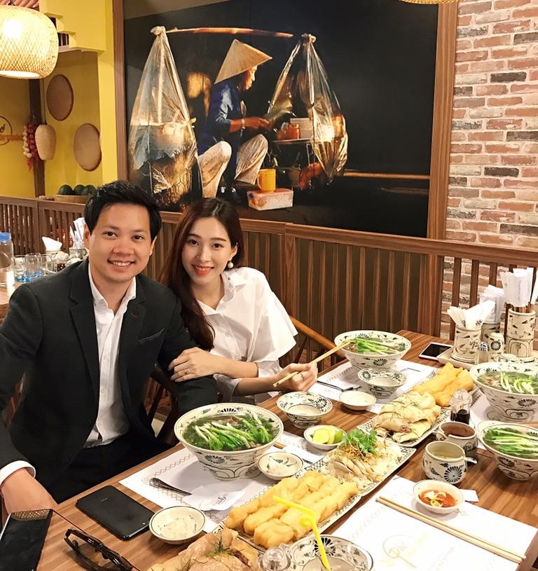 Hoa hậu Đặng Thu Thảo sánh đôi bên chồng đi ăn uống mở đầu cho tin sao làng giải trí Việt: 