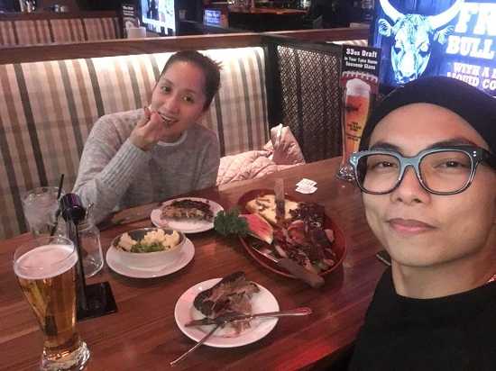 Vợ chồng Khánh Thi - Phan Hiển tận hưởng thời gian thư giãn thưởng thức các món ăn ngon ở nhà hàng Mỹ.