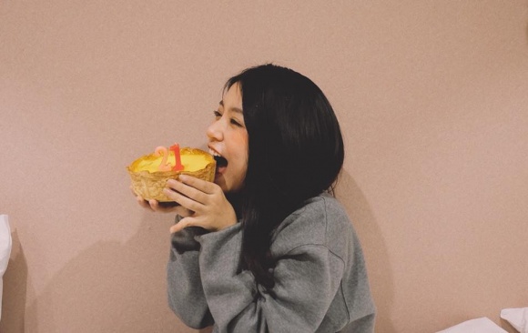 Hot girl Mẫn Tiên thích thú bên chiếc bánh chào tuổi 21.