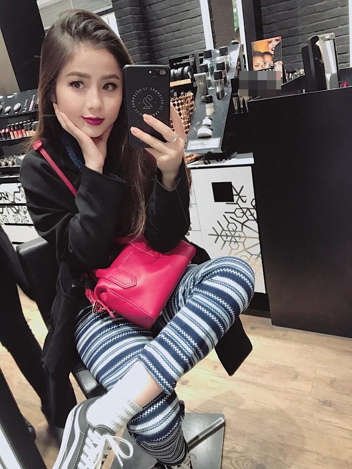 Nam Thương tranh thủ selfie khi đi mua sắm.