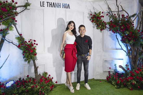 Cũng trong cuối tuần qua, Thùy Dung đến chúc mừng nhà thiết kết Lê Thanh Hoà ra mắt bộ sưu tập mới mang tên “The Poppy”.
