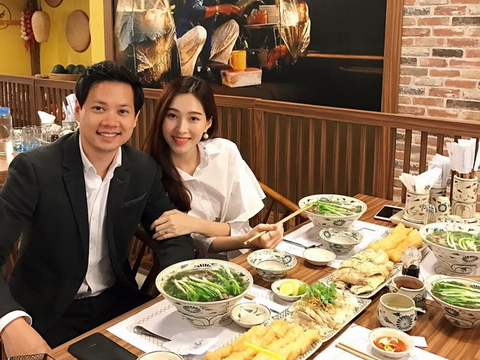 Hoa hậu Thu Thảo hào hứng 'ăn phở mẹ nấu' cùng chồng đại gia
