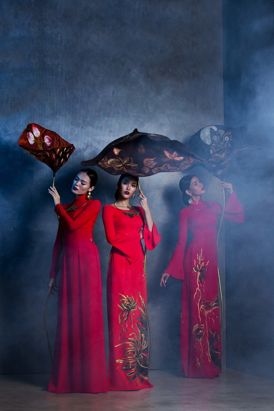 Với 180 mẫu thiết kế sẽ được giới thiệu, Trương Thị May, Lan Khuê, Lê Thanh Thảo đã diện một số mẫu trong đó theo concept chụp hình độc đáo ấn tượng, vừa mang chất thơ đầy nghệ thuật vừa ẩn chứa chút gì huyền bí.