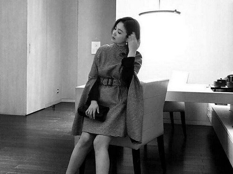 Song Hye Kyo khoe dáng đẹp, chân thon giữa tin đồn bầu bí