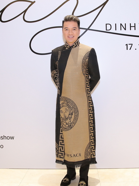 Nam ca sĩ Đàm Vĩnh Hưng ấn tượng với bộ áo dài sang trọng lịch lãm. Anh đã có màn xuất hiện thật đặc biệt trong show diễn này.