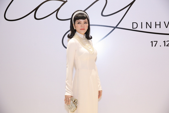 Người đẹp – doanh nhân Lý Nhã Kỳ xuất hiện trong bộ áo dài trắng cùng lối make up, làm tóc tái hiện hình ảnh những quý cô sang trọng thập niên 60-70.