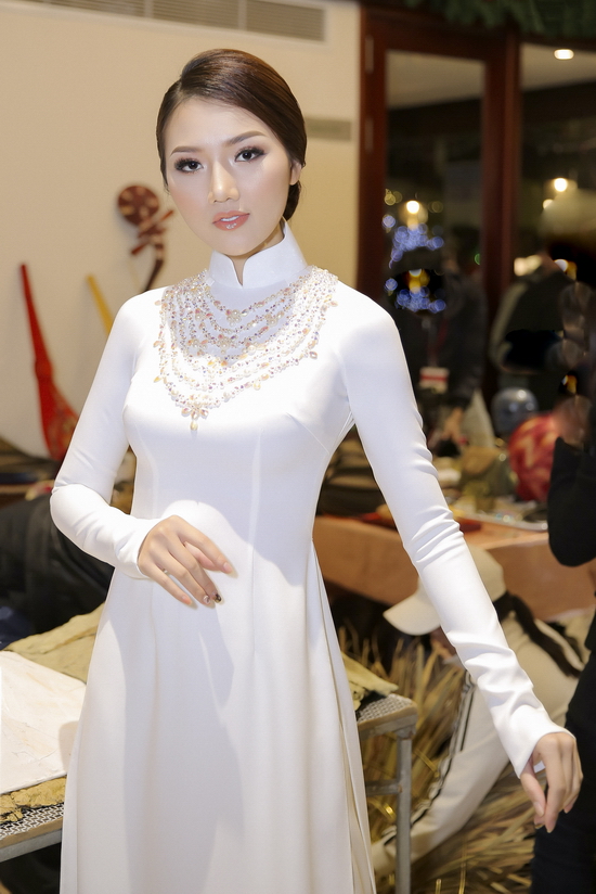 Hoàng Thu Thảo cũng chia sẻ, cô rất yêu thích những mẫu áo dài của Đinh Văn Thơ vì sự tỉ mỉ, kỳ công trong từng đường kim mũi chỉ và những họa tiết thêu, đính kết hoàn toàn bằng tay.