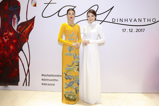 Tại sự kiện, Nữ hoàng sắc đẹp 2017 còn có dịp đọ dáng cùng Á hậu Lệ Hằng. 