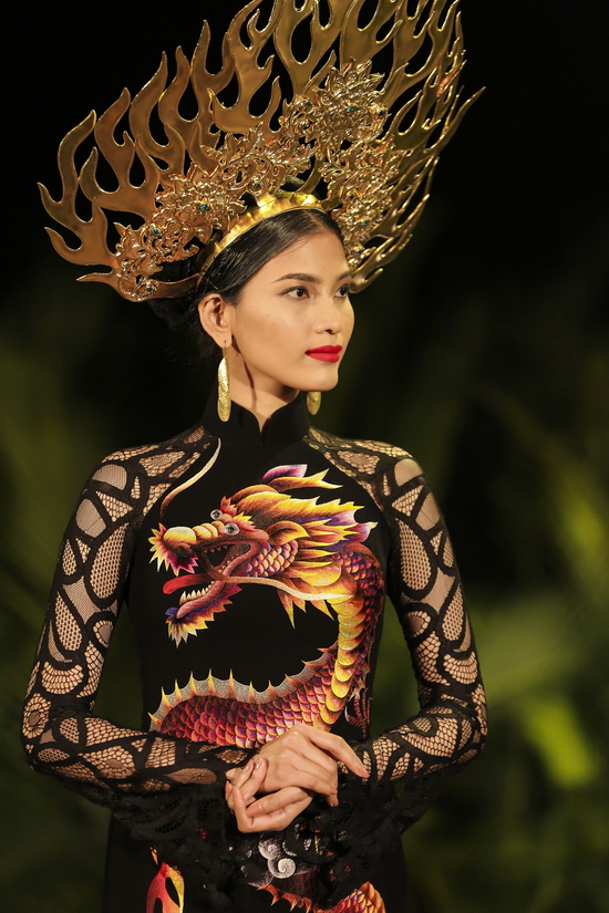 Trương Thị May trong bộ trang phục được Lý Nhã Kỳ mua đấu giá 300 triệu