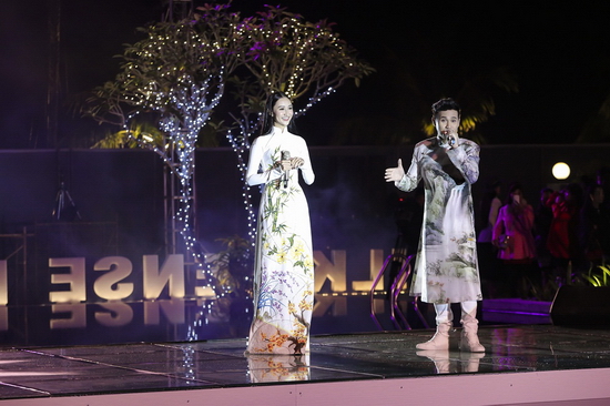 Ngay trong phần giao lưu văn nghệ của chương trình, Nguyên Vũ ngỏ ý mời Hà Thu cùng lên sân khấu hát song ca. Cả hai đã cùng kết đôi trong nhạc phẩm “Chuyện hẹn hò” trong sự cổ vũ của đông đảo khách mời tham dự.