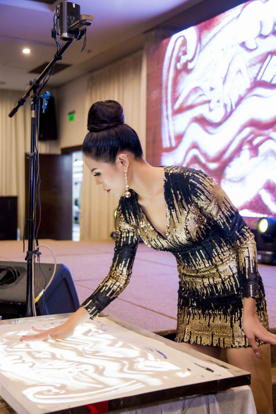 Nguyễn Thị Loan vẽ tranh cát – tiết mục cho phần thi Tài Năng của Hoa hậu Hoàn vũ Thế giới mà cô chưa có cơ hội được thể hiện.