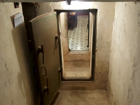 Bên trong hầm chống bom nguyên tử ở Hoàng thành Thăng Long