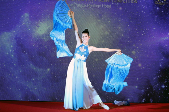Thí sinh Nguyễn Thị Ngọc Anh (SBD 303) kết hợp giữa múa dân gian và múa hiện đại, nhận được nhiều lời khen từ giám khảo. 