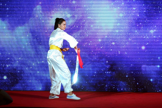 Bên cạnh đó, nhiều thí sinh tự tin thể hiện những tài năng khác vô cùng độc đáo và thú vị như thí sinh Lê Thu Trang (SBD 238) thể hiện lại bài múa đao từng diễn ở vòng sơ loại