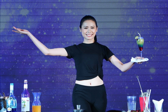 Thí sinh Lê Thị Thu Trang (SBD 121) phô diễn kỹ năng pha chế của mình, đồng thời giới thiệu ngành nghề mà cô đang theo đuổi – Bartender. 