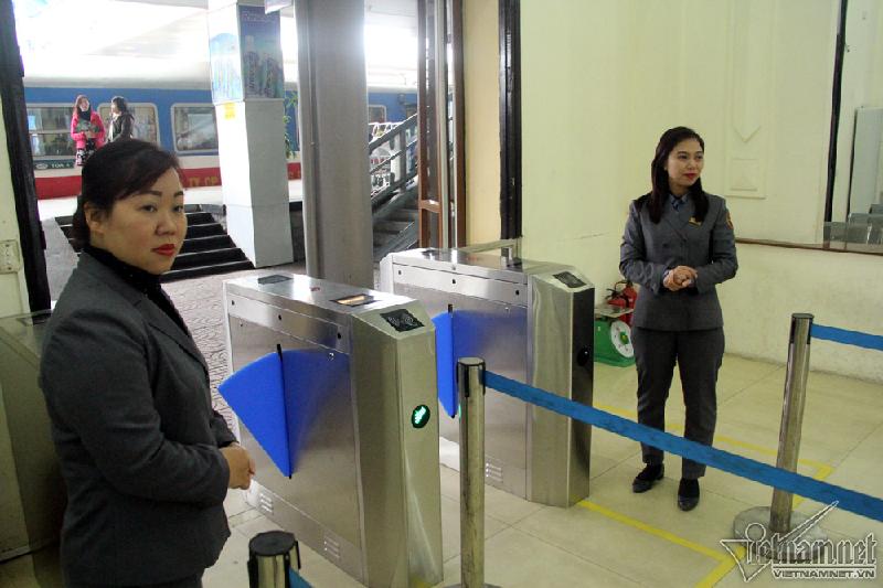 Hết giờ ra ga, hệ thống kiểm soát tự động sẽ không nhận quét mã vạch, nhân viên an ninh cũng đóng toàn bộ các cổng soát vé