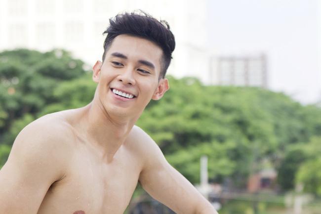 Hot boy nổi loạn Hồ Vĩnh Khoa thì cảm mến cậu bạn trong một cuộc thi: 