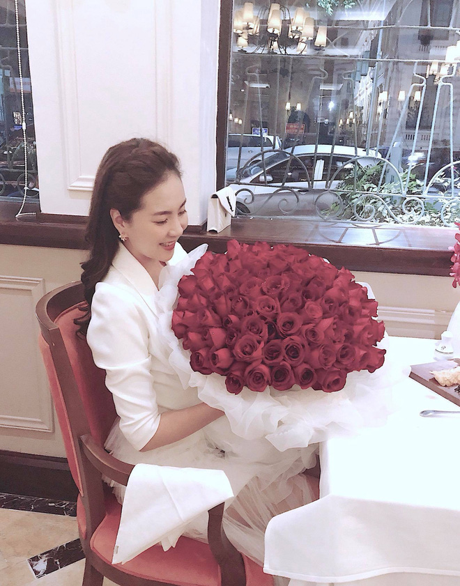 Mai Ngọc khoe bó hoa hồng được ông xã tặng nhân kỉ niệm 1 năm ngày cưới