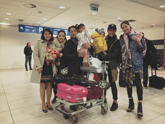  Bố mẹ và chị gái Mạc Hồng Quân ra sân bay đón gia đình Kỳ Hân