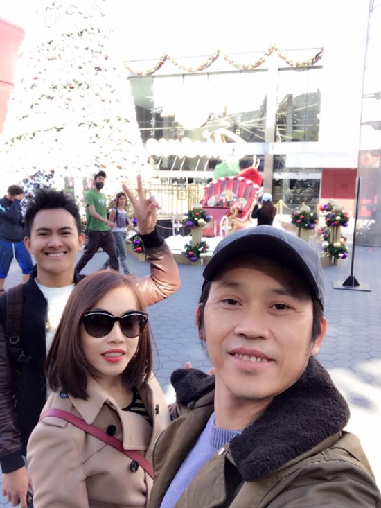 Mới đây, nghệ sĩ Hoài Linh cùng người thân đã có chuyến du lịch tại Mỹ. Tại đây, nam danh hài cùng con trai Võ Lê Thành Vinh và em gái Phương Trang đã có chuyến đi thăm quan tại phim trường Universal của Hollywood.