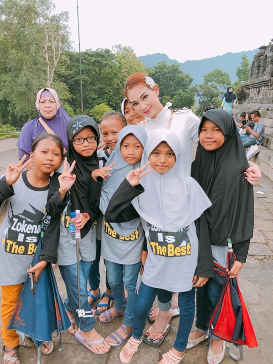 Mới đây, MC Quỳnh Chi đã có chuyến công tác tại Indonesia. Cô được nhiều trẻ em nơi đây vây quanh, xin chụp ảnh vì sự thân thiện của mình.