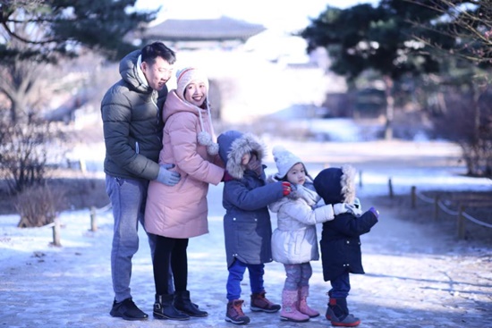 MC Ốc Thanh Vân khoe hình ảnh gia đình xếp thành đội hình đáng yêu trong chuyến du lịch tại Hàn Quốc.