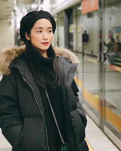 Dưới thời tiết khắc nghiệt ở xứ Hàn, Hòa Minzy cũng phải nhờ cậy đến chiếc áo phao to sụ ấm áp cùng chiếc mũ nồi - item 