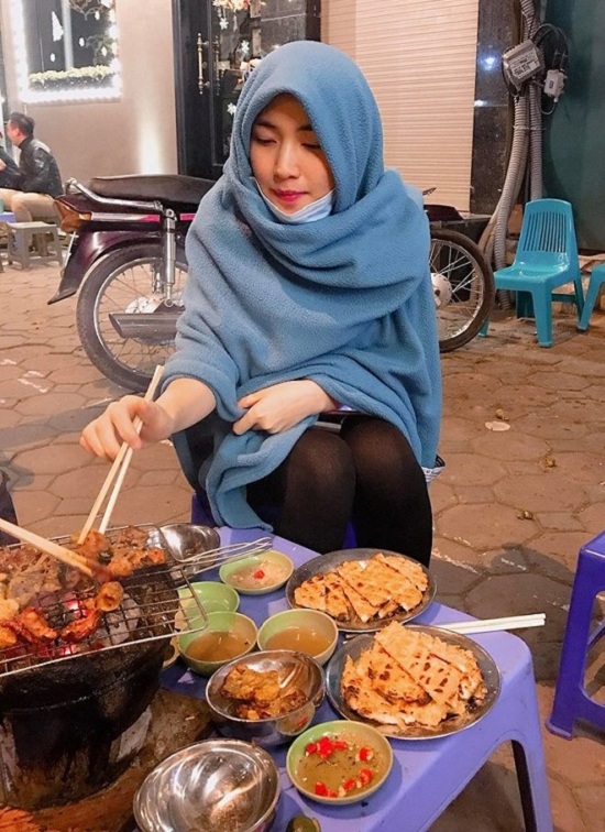 Hòa Minzy tiết lộ bí quyết để để ăn đồ nướng mà không dính mùi là vừa ngồi vừa quấn chăn. Cô hóm hỉnh viết: “Phong cách ăn làm sao để đồ không bị dính mùi”.