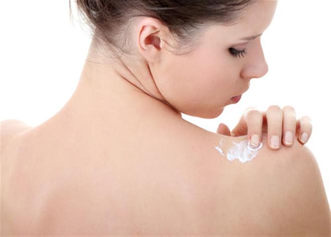 6. Dùng kem dưỡng thể  Sau khi đắp mặt nạ, bạn hãy chọn loại kem dưỡng thể phù hợp với làn da để thoa lên phần lưng. Chúng sẽ cung cấp dưỡng chất, độ ẩm cần thiết cho da.