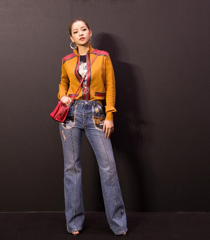 Chi Pu sành điệu cùng set đồ thời thượng từ thương hiệu Coach với áo khoác dáng lửng, quần jeans ống loe 