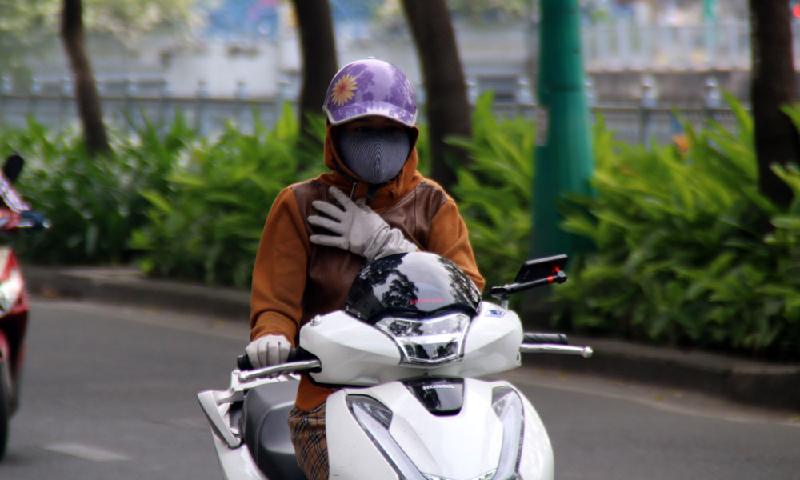 Chạy xe máy vào sáng sớm nay, nhiều người cảm nhận được cái lạnh hiếm có ở Sài Gòn