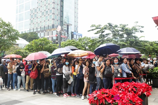 Mặc dù trời nắng nóng nhưng gần 2000 người hâm mộ đã đứng xếp hàng trước vài tiếng đồng hồ để chờ đợi nữ ca sĩ.