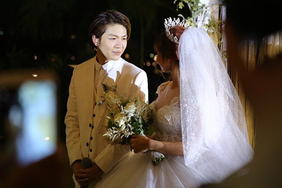 Tròn 1 tuần kể từ sự kiện trọng đại của đôi trẻ Khởi My – Kelvin Khánh, cặp đôi vừa chia sẻ lại hình ảnh, video về đám cưới của mình trên mạng xã hội.
